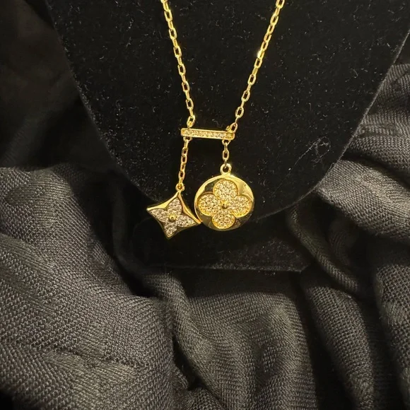 Louis Vuitton Star Logo Gold Crystal Pendant Necklace - Picture 2 of 4